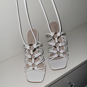 Tie around heel in white, size 8